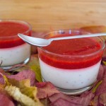 Weiße Schoko-Mousse mit Erdbeerschaum